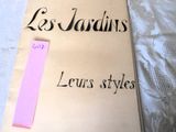 un livre posé sur un lit, sur lequel est collé un autocollant rose