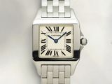 une image d'une montre en argent avec des chiffres romains sur le cadran