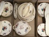 plusieurs assiettes et bols dans une boîte sur la table