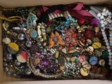 une boîte remplie de bijoux variés