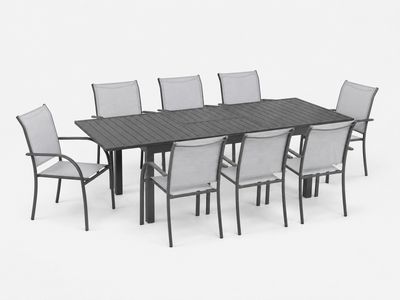 une image représentant une table à manger et des chaises sur fond blanc