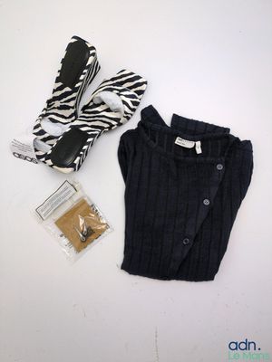 une paire de chaussures, un pull et une paire de chaussures posés sur une table