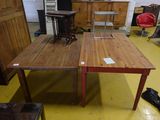 une table sur laquelle est posée une machine à coudre, dans une pièce