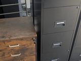 deux classeurs posés côte à côte sur le sol