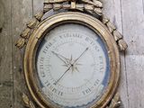 une horloge accrochée au mur d'un immeuble