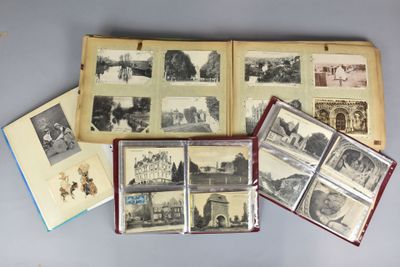Plusieurs vieilles photos de personnes et de bâtiments sont exposées sur une table