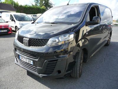 une photo d'une camionnette noire garée sur un parking