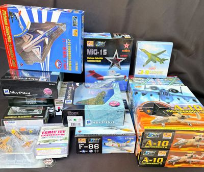de nombreux types de jouets et de jeux sur la table