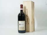 une bouteille de vin posée à côté d'une caisse en bois