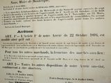 affiche accrochée au mur d'un immeuble, décrivant le déroulement des marches