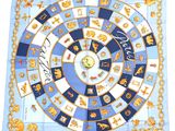 un gros plan sur un foulard carré bleu et blanc orné de chaînes dorées