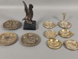 de nombreux objets en laiton posés sur une table