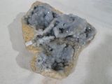 un morceau de roche recouvert de nombreux cristaux