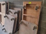 plusieurs pièces de bois sont empilées dans un garage