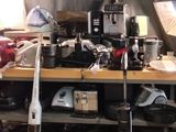 une table sur laquelle sont posés plusieurs appareils électroménagers