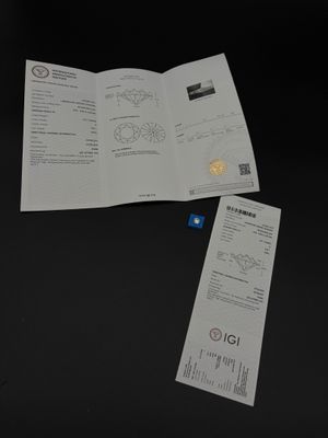 un dé bleu posé sur une table, à côté de quelques feuilles de papier