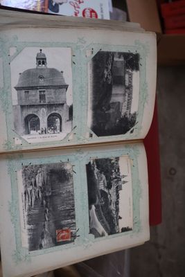 un livre sur lequel figure une image d'une église