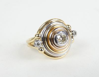 un gros plan d'une bague en or et en argent sertie d'un diamant