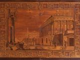 une image représentant une boîte en bois sur laquelle figure l'illustration d'un bâtiment