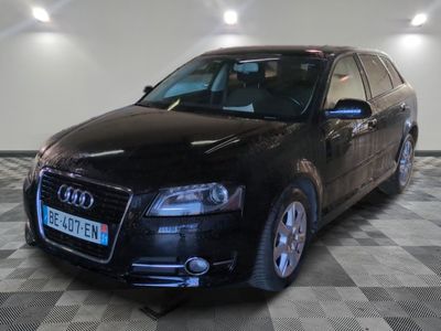 l'image d'une voiture noire garée dans un garage
