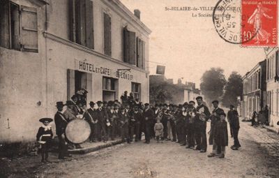 CPA : Saint-Hilaire-de-Villefranche, la Société Musicale devant l’Hôte - Photo 1