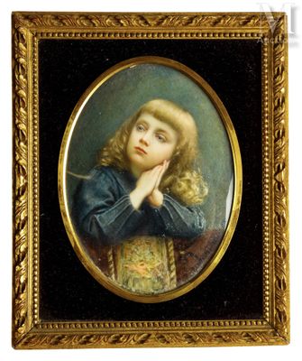 portrait d'une jeune fille en robe bleue, la main posée sur le menton