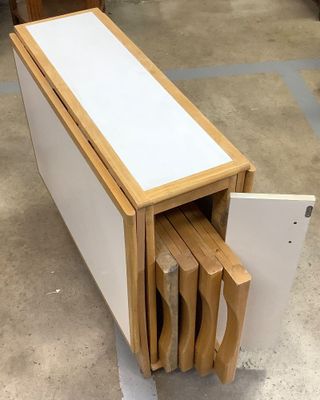 une photo d'une table en bois avec un plateau blanc