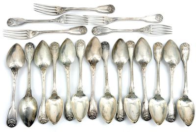 beaucoup de cuillères et de fourchettes en argent sur la table