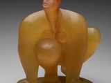 figurine en jade jaune représentant un oiseau tenant une balle