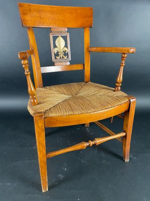 Un fauteuil paillé en bois naturel de style Directoire