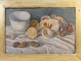 une peinture représentant une nature morte composée de fruits et d'un bol posés sur une table