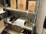 de nombreuses boîtes et bouteilles sur les étagères de la pièce