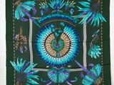 foulard en soie vert et bleu orné d'un motif de paon