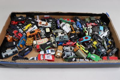 une boîte en carton remplie de petites voitures de toutes sortes