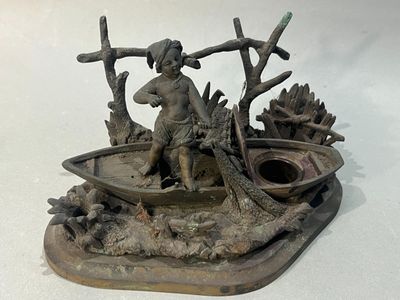 une statue représentant un homme dans un bateau sur un lac