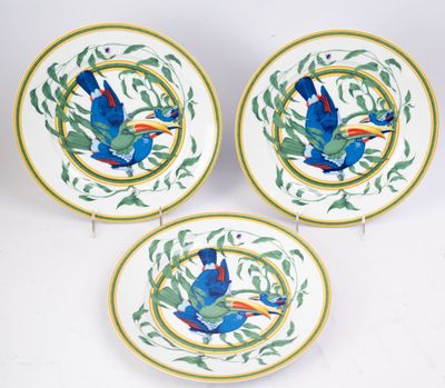 trois assiettes ornées d'oiseaux bleus et de feuilles vertes