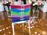 une chaise ornée d'une écharpe aux couleurs de l'arc-en-ciel