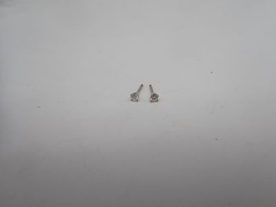 un gros plan sur deux vis posées sur une surface blanche
