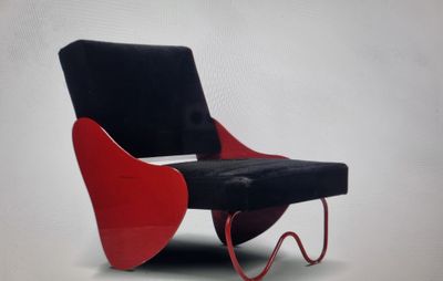 une chaise rouge et noire avec une assise noire