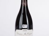 la bouteille de vin rouge est posée sur une surface blanche