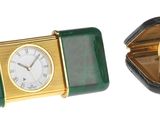 deux horloges placées l'une à côté de l'autre sur une table