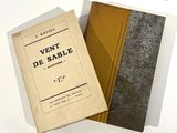 deux livres posés l'un à côté de l'autre sur une table