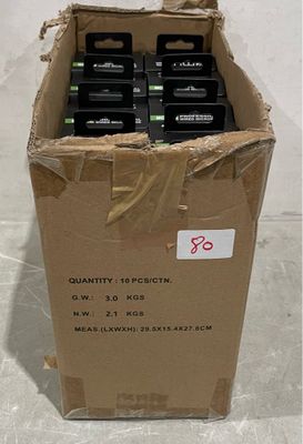 une boîte en carton contenant tout un tas de piles