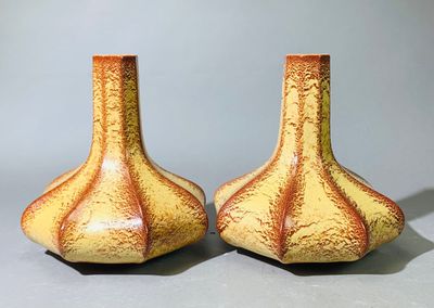 deux vases posés sur une table