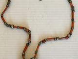 collier de perles avec un pendentif en forme d'éléphant sur une chaîne