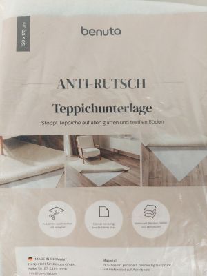 la literie se trouve dans un sac en plastique posé par terre