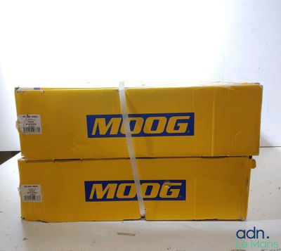 Deux boîtes de Moog sont empilées l'une sur l'autre sur une table.