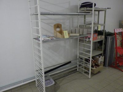 une étagère sur laquelle sont posés plusieurs objets, dans une pièce