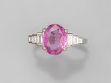 une bague en saphir rose et diamant