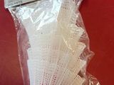 un paquet de volants de badminton posé sur une table